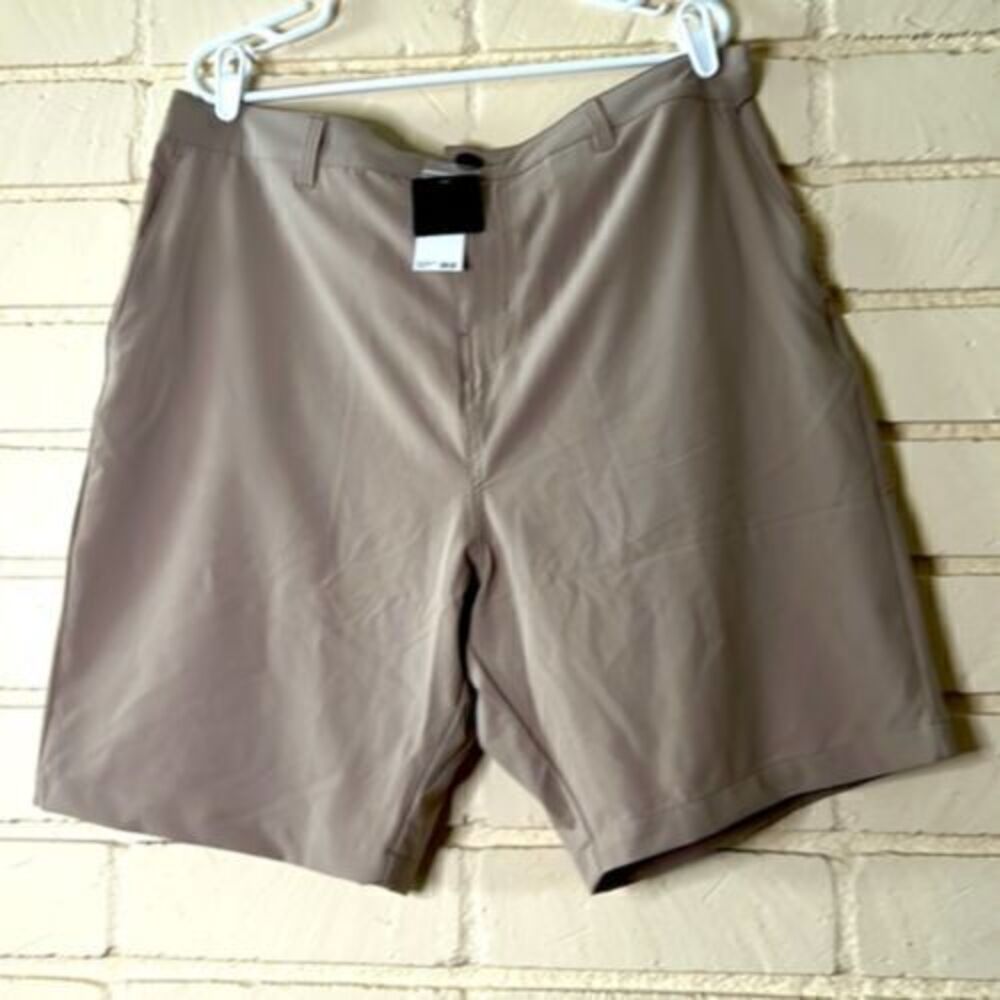 NWT Magaschoni Tan Shorts Size 36‎